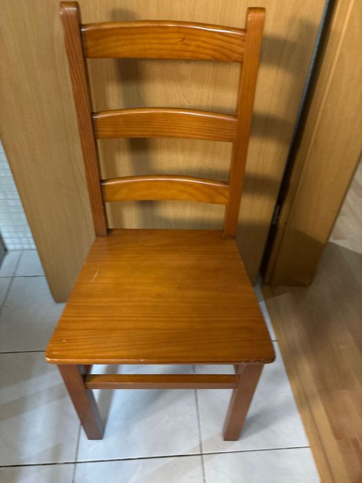 Mesa de jantar +4 cadeiras de madeira