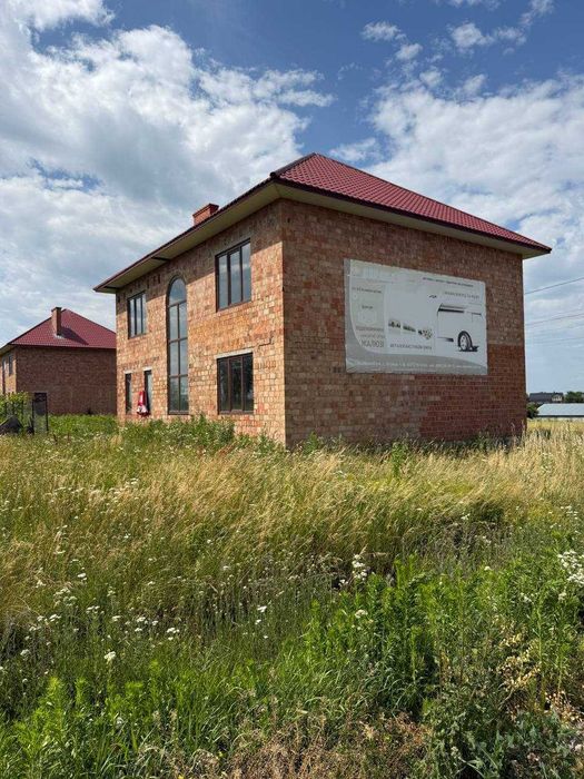 Продаж недобудованого будинку в Остриці