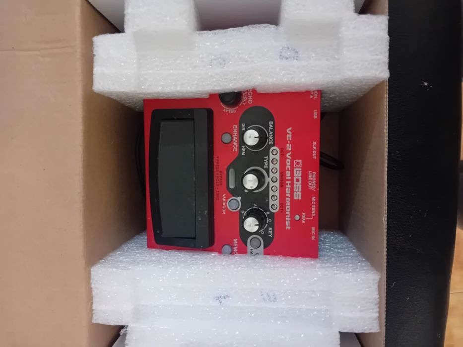 Vocalizer amplia , armoniza ,delay midi ,e muitas outra funções.