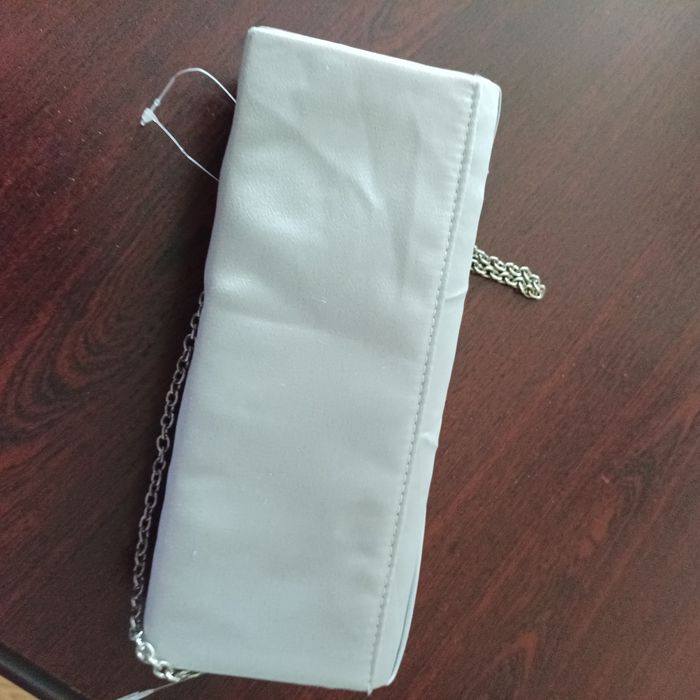 86. Torebka/kopertówka damska na łańcuszku