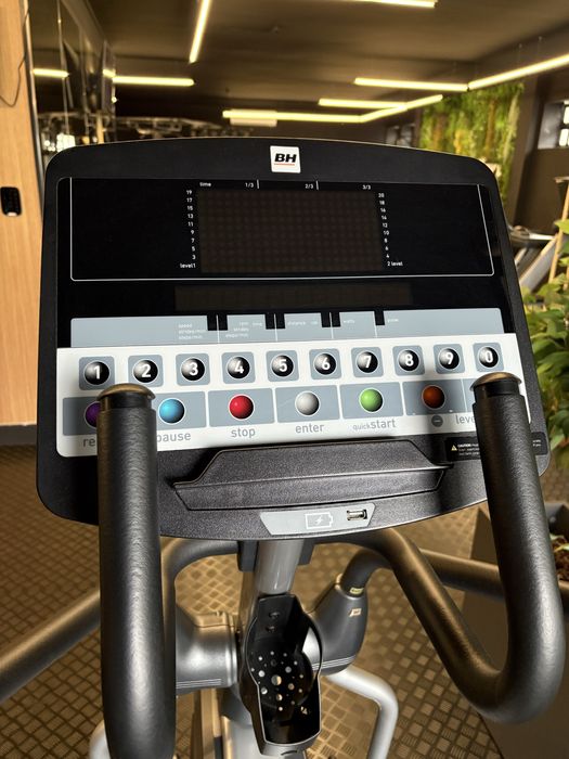 Elíptica Profissional BH Fitness LK8150 (Autoalimentada)