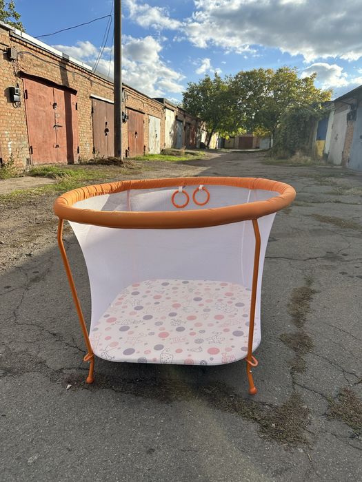 Компактний дитячий батут з сіткою манеж