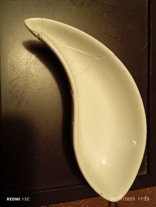 Tabuleiro em madeira com peças em cerâmica