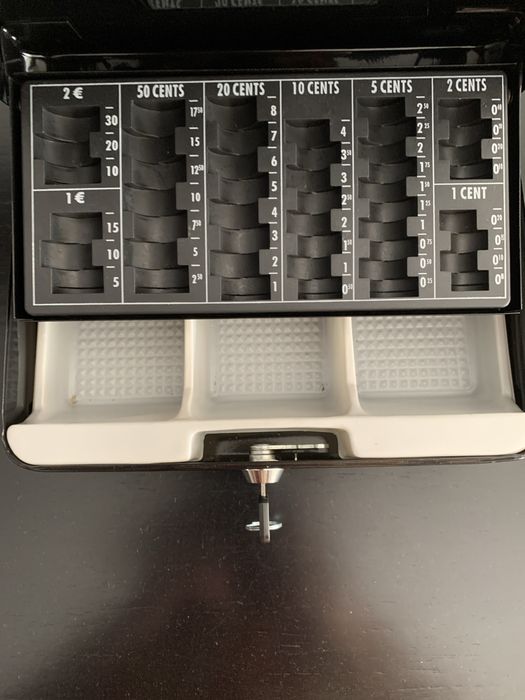 Cofre com chave preto