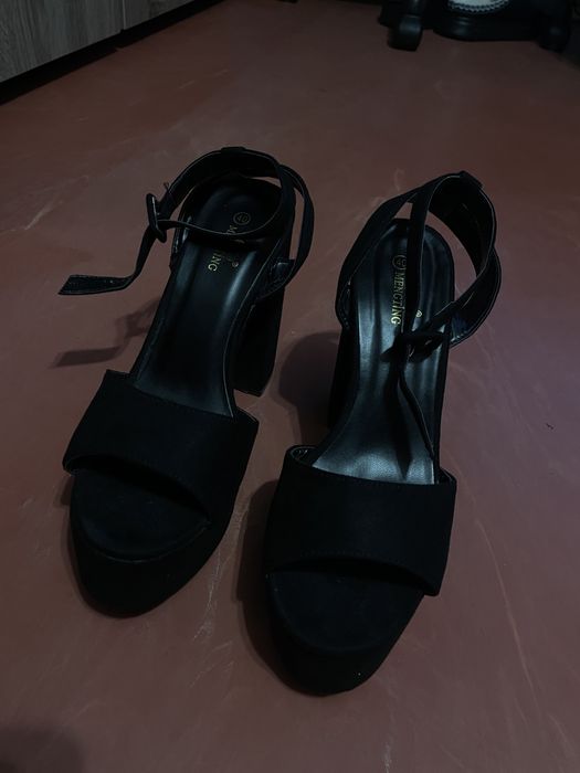 Босоніжки жіночі