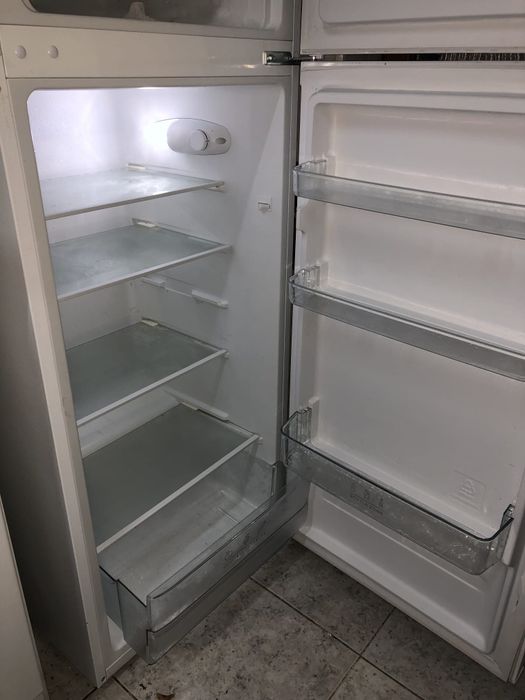 Frigorífico  com congelador Pequeno