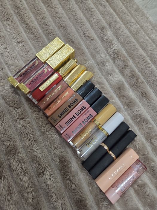 Zestaw pomadek , szminek , błyszczyków do ust