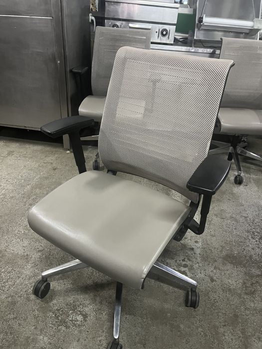 Cadeiras de Escritorio cinza com pes em inox STEELCASE