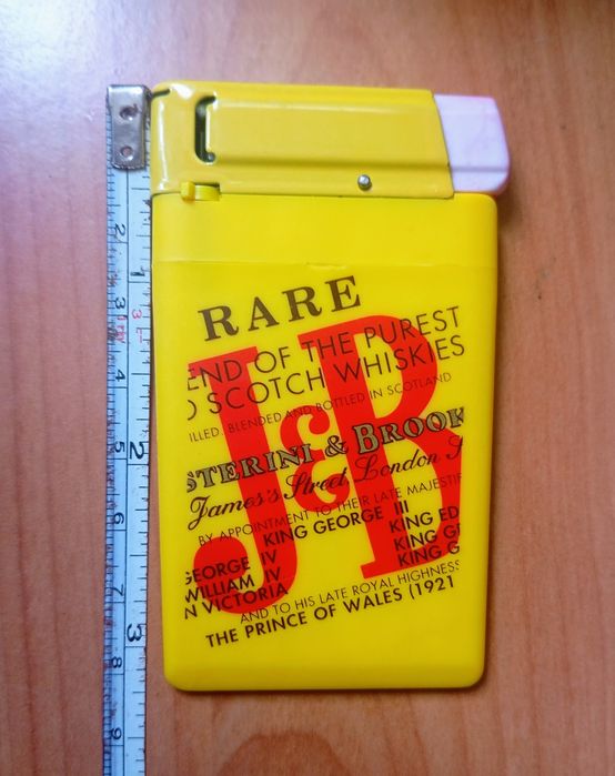 Isqueiro e caneta da marca J&B.