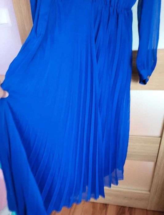 Reserved dluga plisowana sukienka kobaltowa