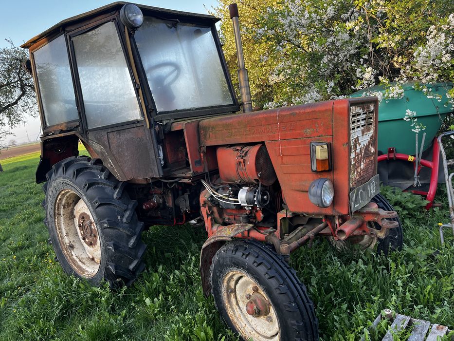 Sprawny ciągnik Władimirec T25 z kabiną