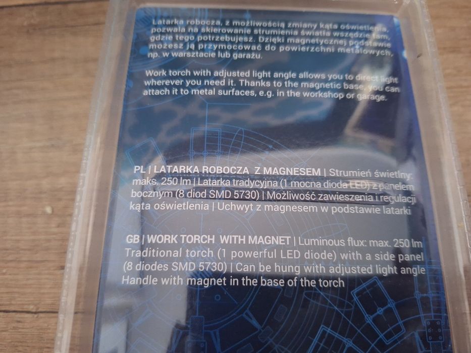 Nowa latarka z magnesem i bateriami