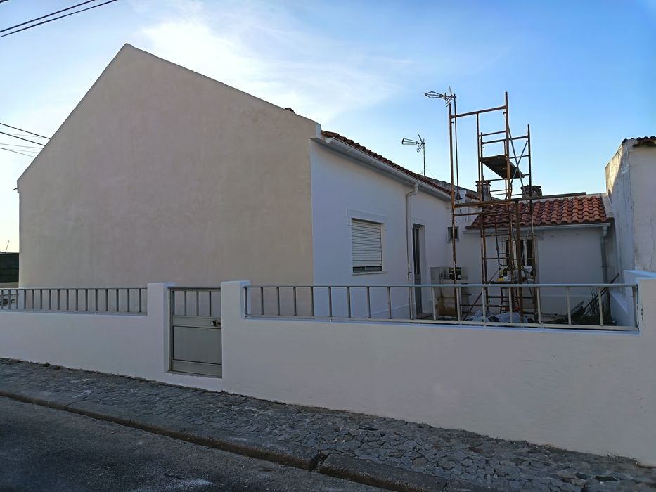 Alugo quartos em casa térrea com quintal