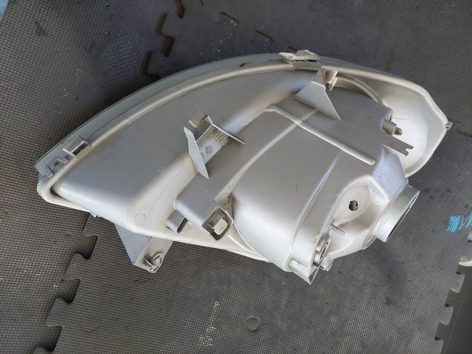 farol esq. Renault trafic