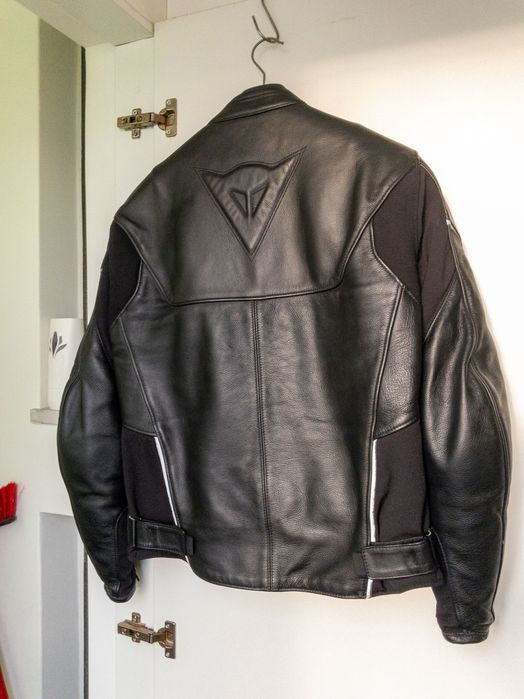 Casaco de mota Dainese em pele. Homem. Número 50. Como novo.