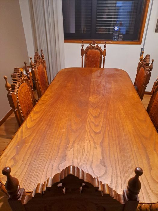 Mesa e cadeiras de sala em madeira de castanho. Bonita lacada /verniz