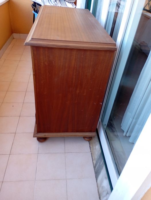 Móvel cómoda com gavetas