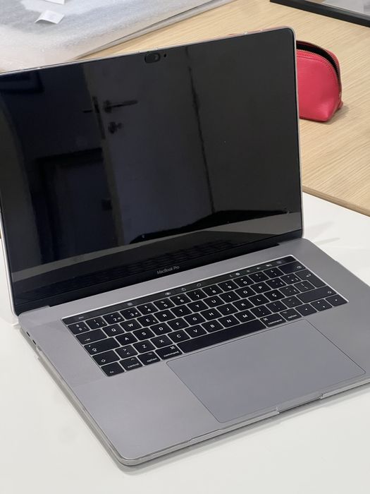 MacBook Pro 15” (2017) Touch Bar 256gb / 16gb ram