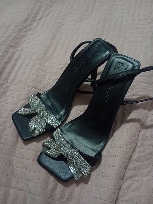 Czarne szpilki z kokardą