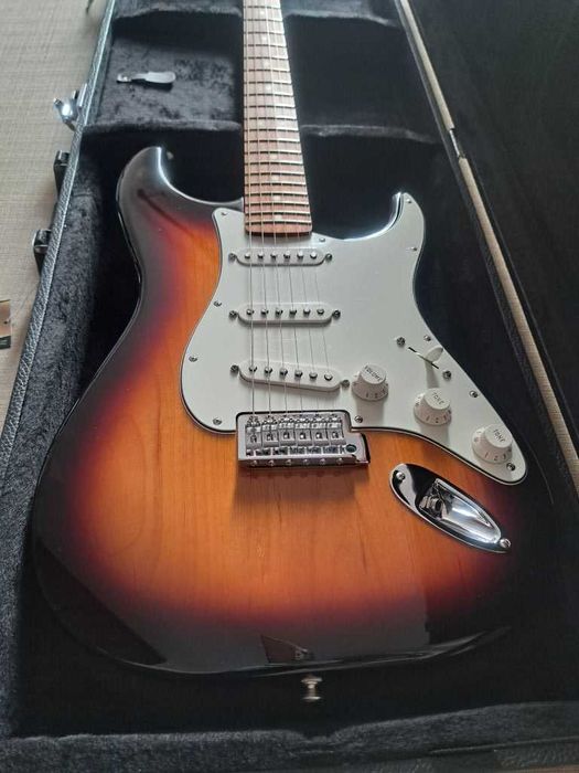 Gitara elektryczna Fender Standard Stratocaster, futerał Rocktile NOWE