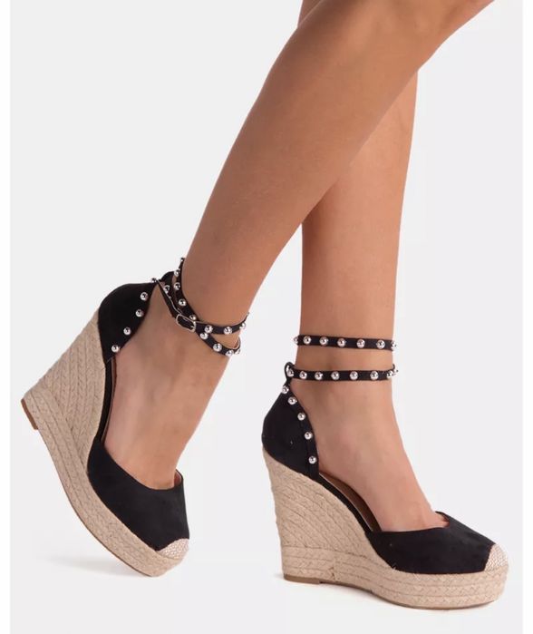 Nowe czarne sandałki na koturnie Deezee