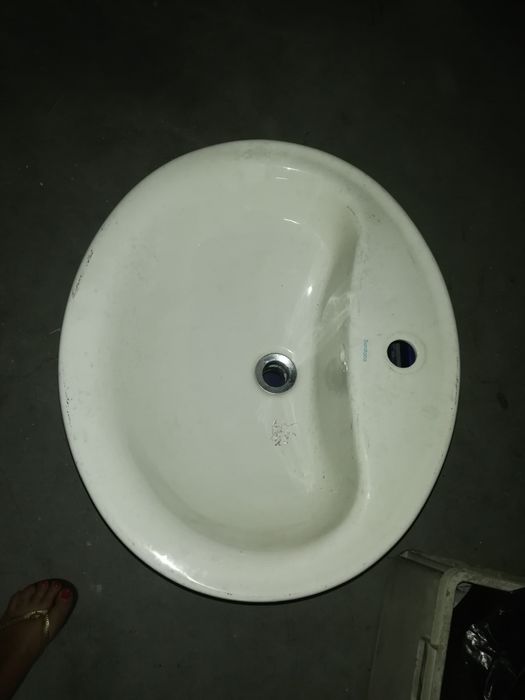 Lavatório oval beje com torneira