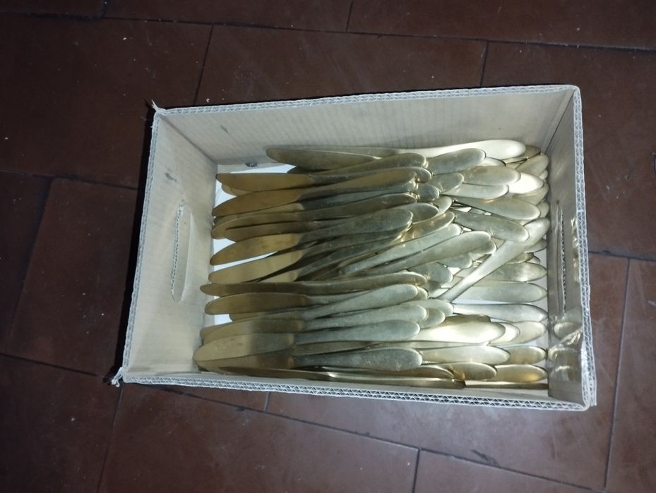 80 facas douradas
