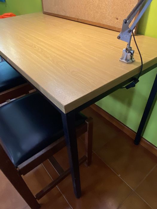 Secretária Resistente com 2 Cadeiras, Quadro de Cortiça e Candeeiro