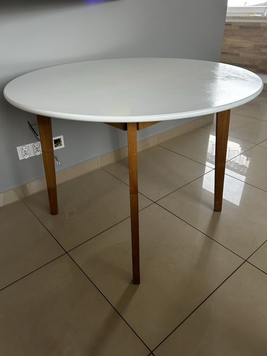 Stół JEGINDA okrągły biały , drewniane nogi