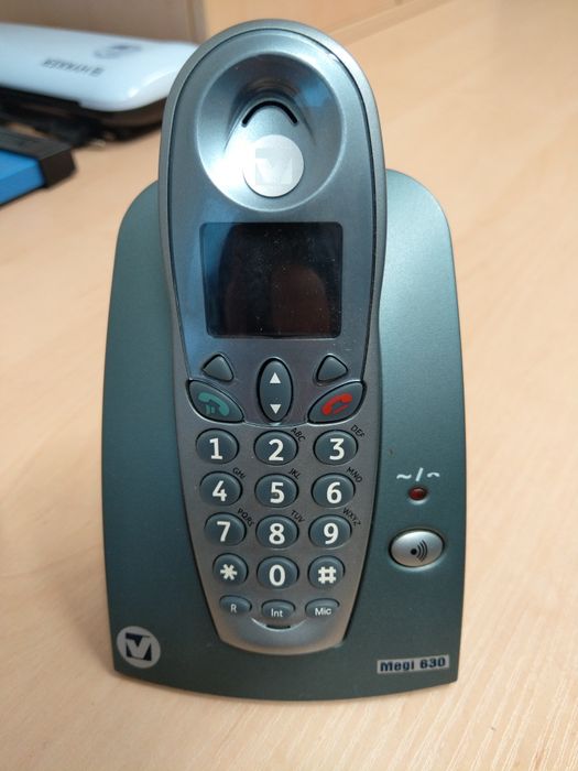 Zestaw telefonów stacjonarnych, bezprzewodowych.