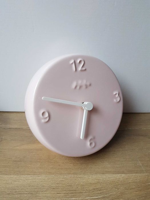 Kähler Design duński okrągły ceramiczny zegar stołowy ORA pudrowy róż