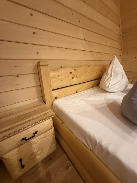 Sprzedam cztery lozka goralskie solidne z materacami