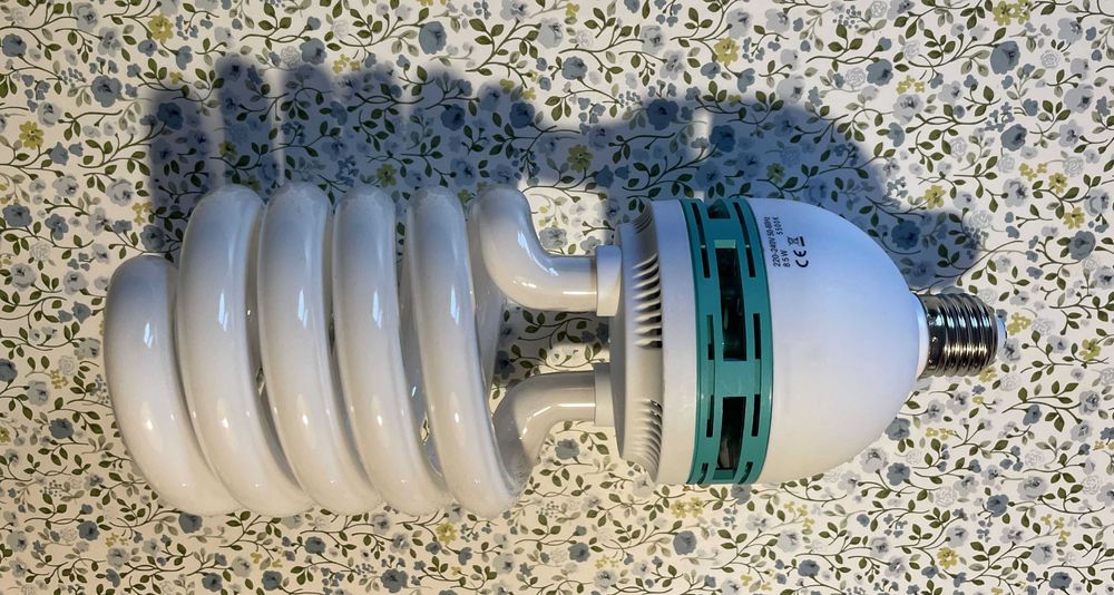 Dwie żarówki fotograficzne Free Power 85W, temp. 5500K.