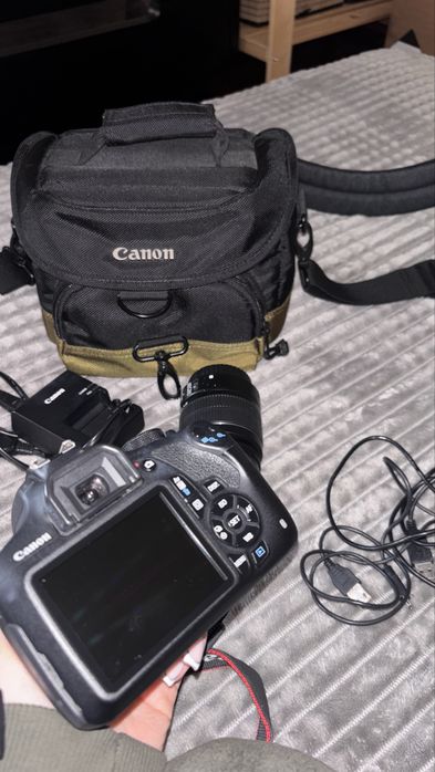 Máquina fotográfica CANON 1200D