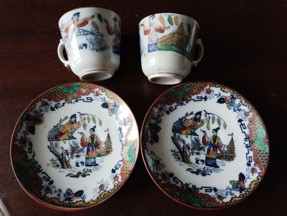 Duas chávenas e pires antigos cerâmica Timor