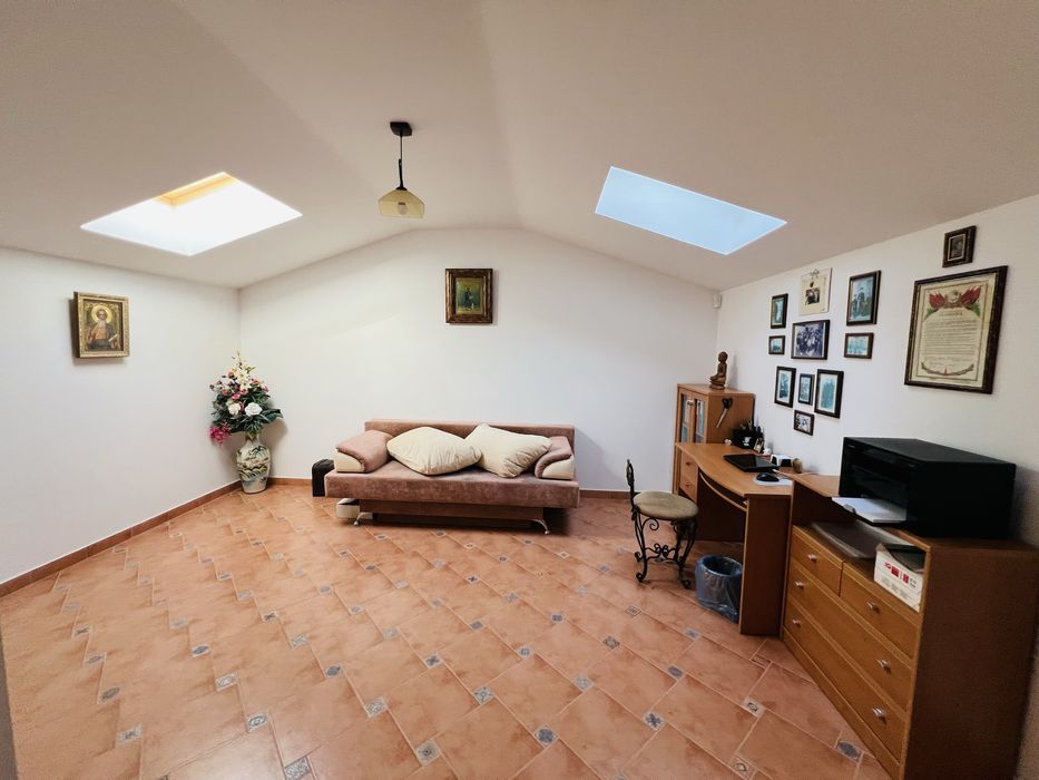 Світлий та в гарному місці будинок Дахнівка