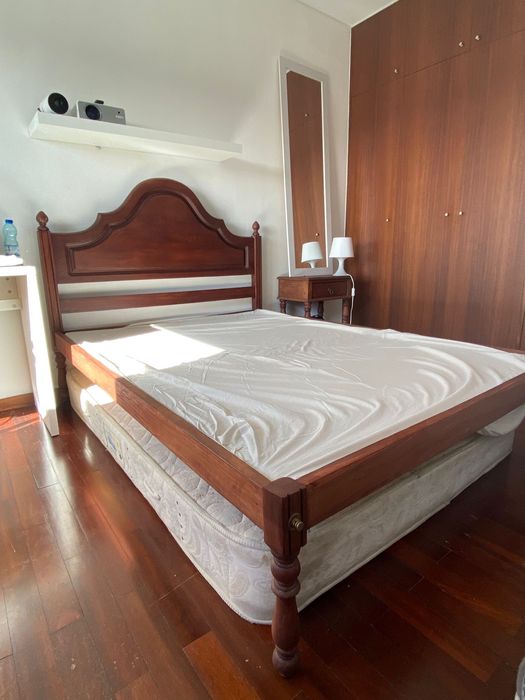 Cama em madeira + colchao + mesa de cabeceira