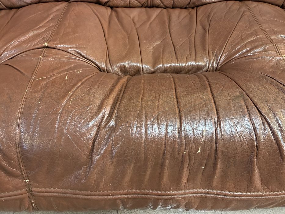 Sofás de pele e madeira