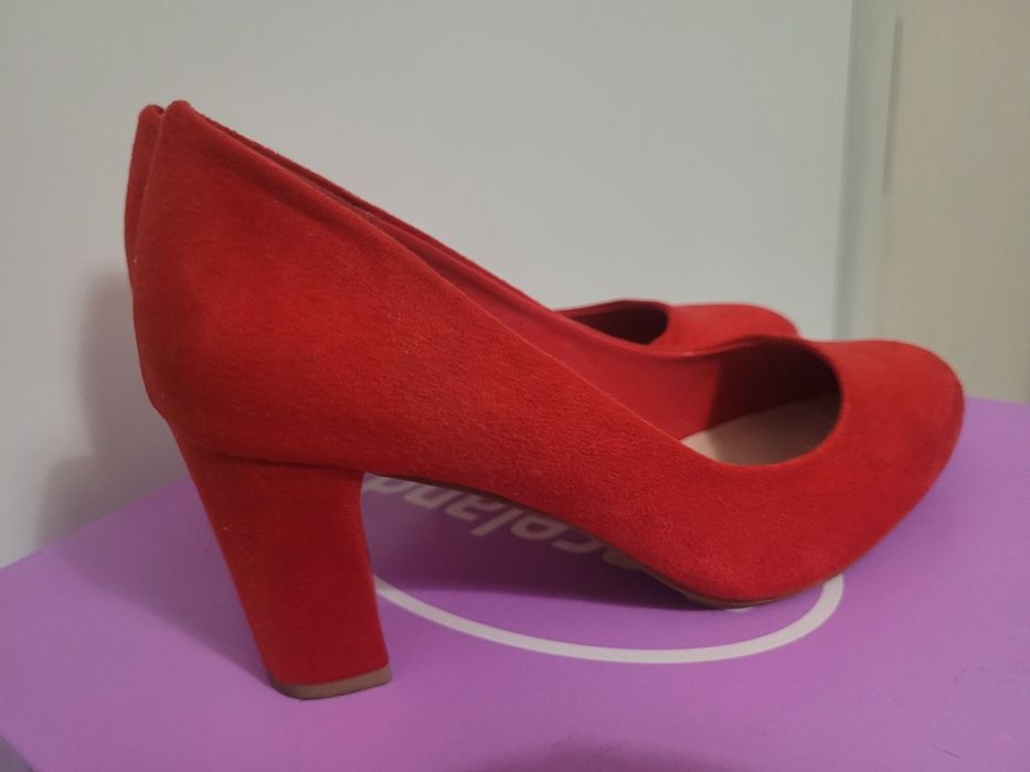 Czerwone buty na obcasie