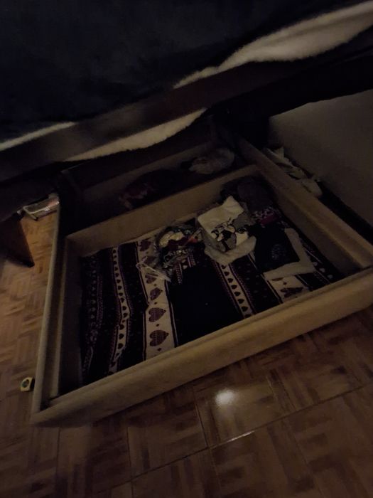 Estrutura de Cama de Casal Estofada com Arrumos