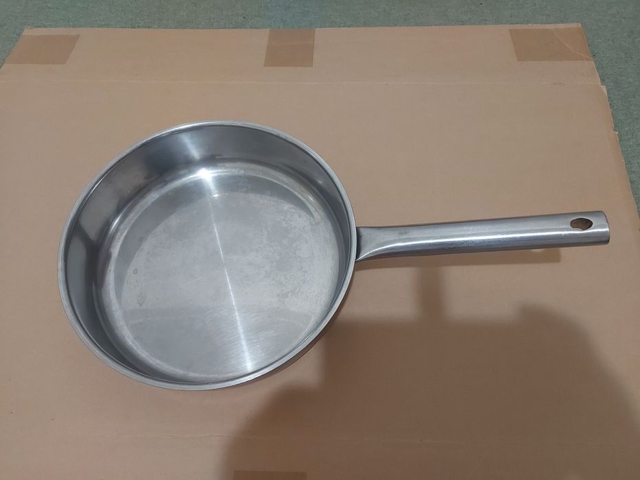 Frigideira inoxidável IKEA 365. Diâmetro 24cm, Altura 7cm.