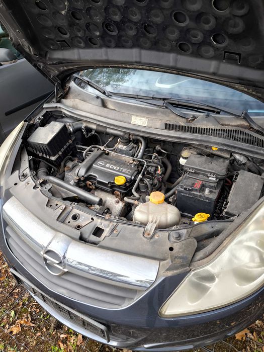 Opel Corsa D, uszkodzony.