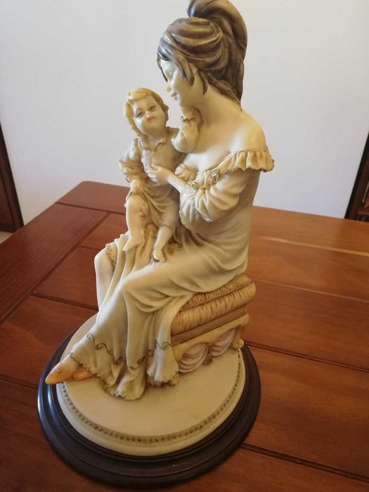 Estatuetas em marfinite