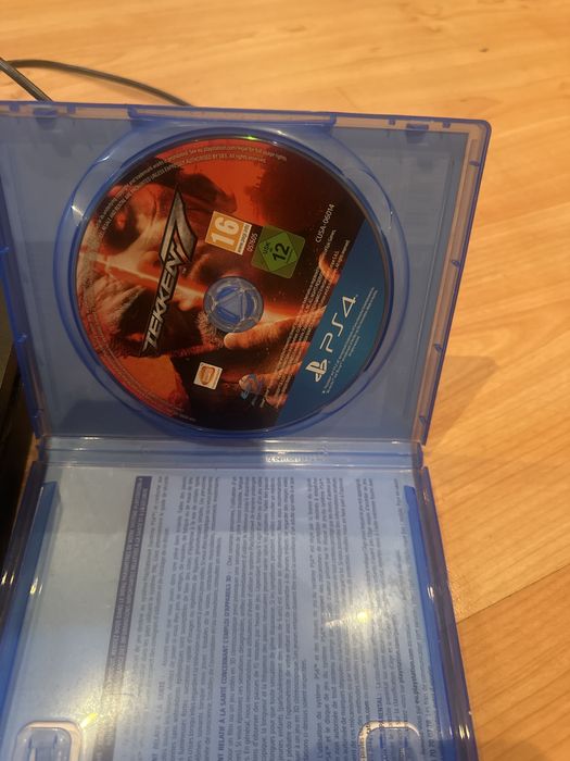 PlayStation 4 usado + 2 jogos inclusos com cabos e carregador
