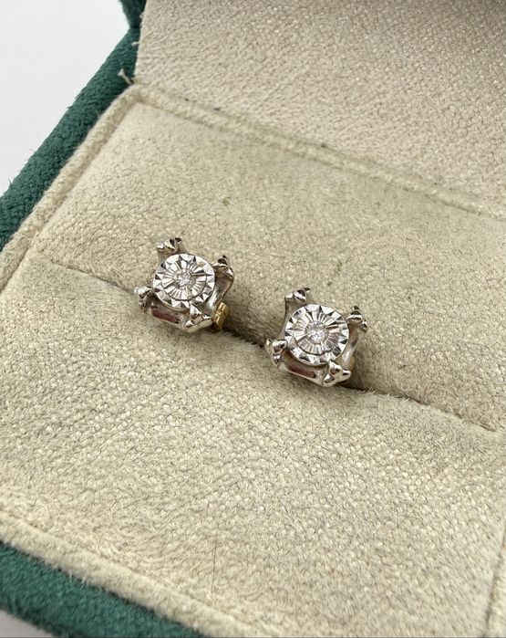 Złote kolczyki z diamentami