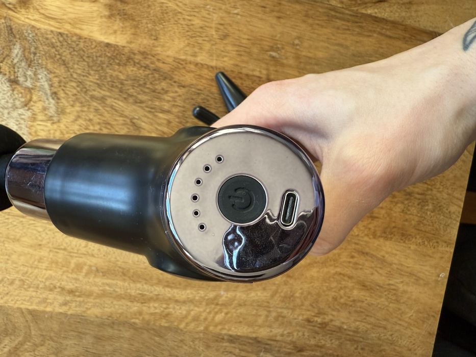 Mini masażer pistolet do masażu + 4 końcówki USB
