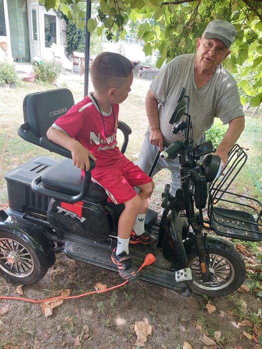 Продам електроскутер трьомісний