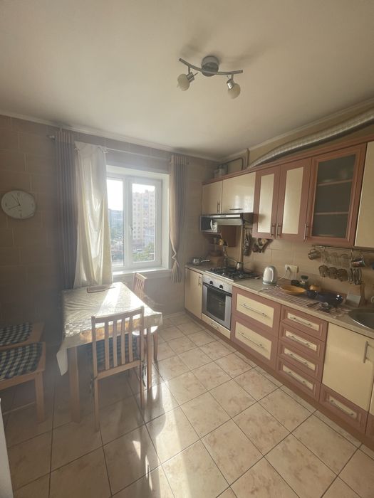 Продам 4-х кімнатну квартиру в Центрі