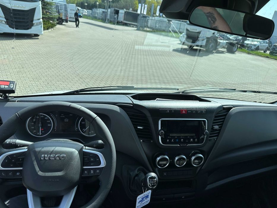 Wynajem Iveco Daily Chłodnia + Winda 8EP