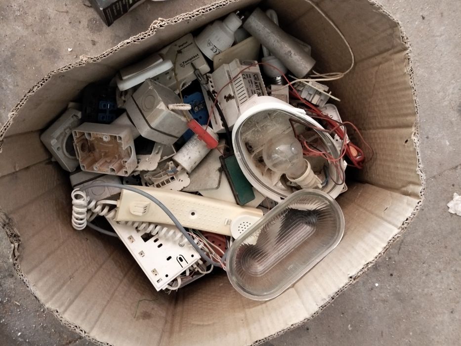 Lote de material elétrico usado